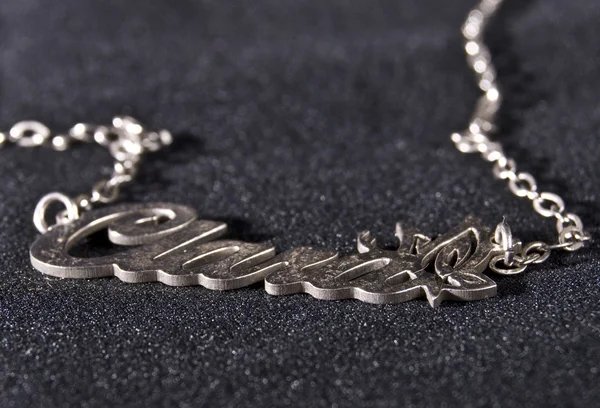 Comment faire plaisir à votre enfant en gravant son prénom sur un collier en or ?